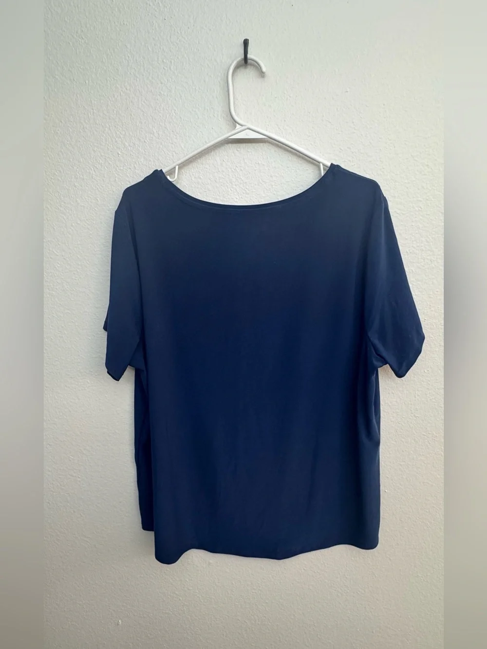 EUC Roz & Ali Navy V‑Neck Short Sleeve Women's Top